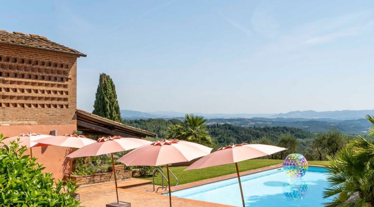 Vista panomarica piscina su colline Toscana Vista panomarica piscina su colline Toscana